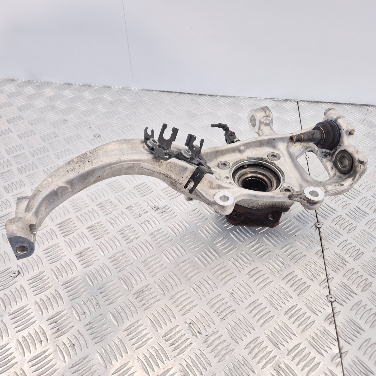 Fuso Mozzo Anteriore Sinistro Audi A4 A5 B9 OEM 2015-2023 OEM 8W0407559 - immagine 4