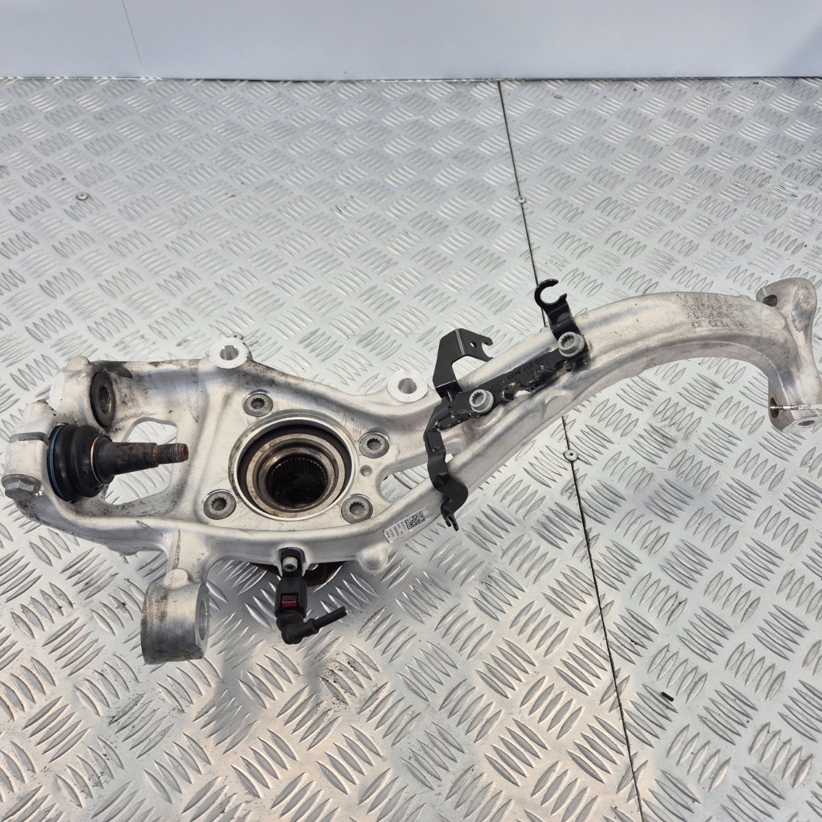 Fuso Mozzo Anteriore Sinistro Audi A4 A5 B9 OEM 2015-2023 OEM 8W0407559 - immagine 2