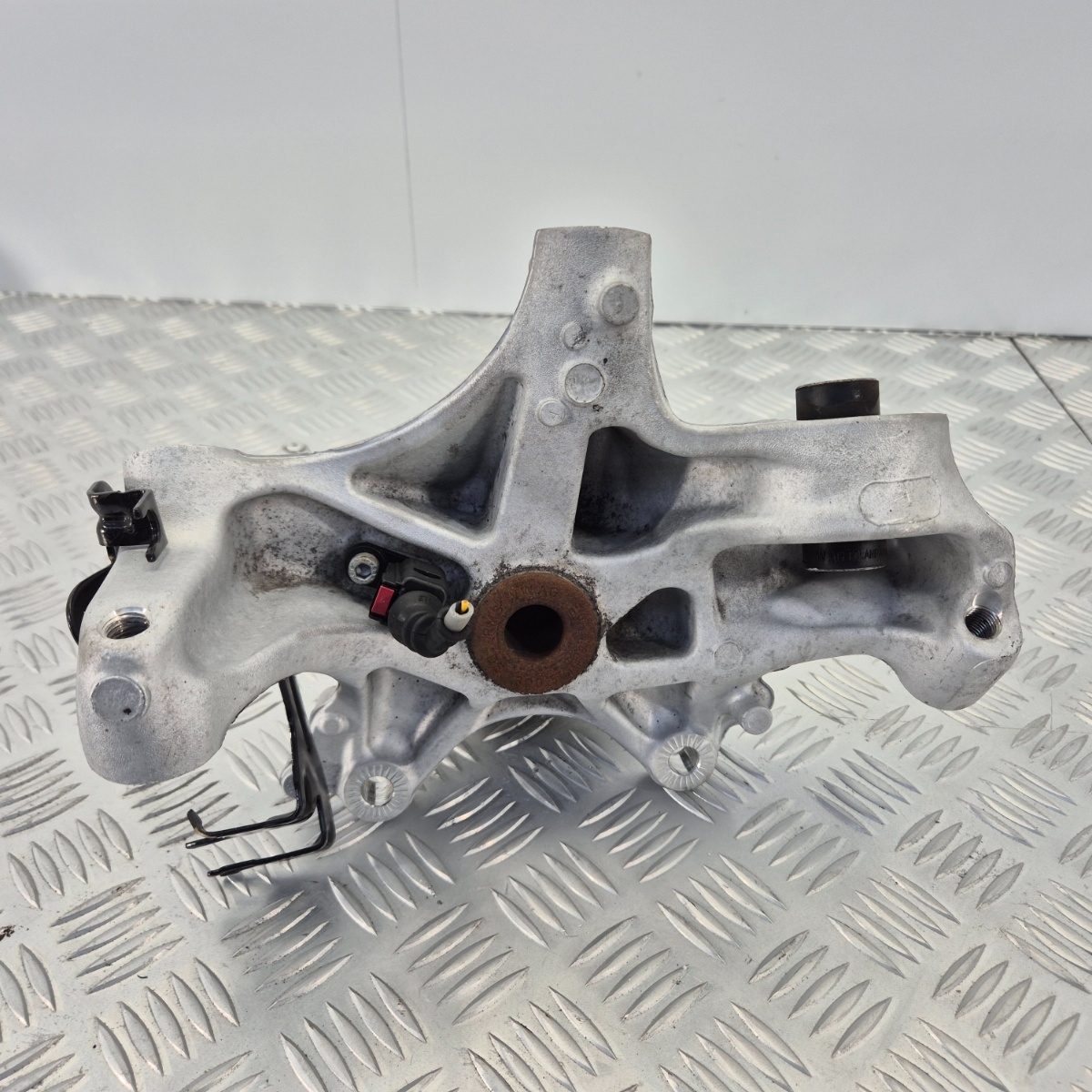 Fuso Portamozzo Posteriore Destro Audi A4 A5 Q5 2015–2024 OEM 8W0505460F - immagine 3