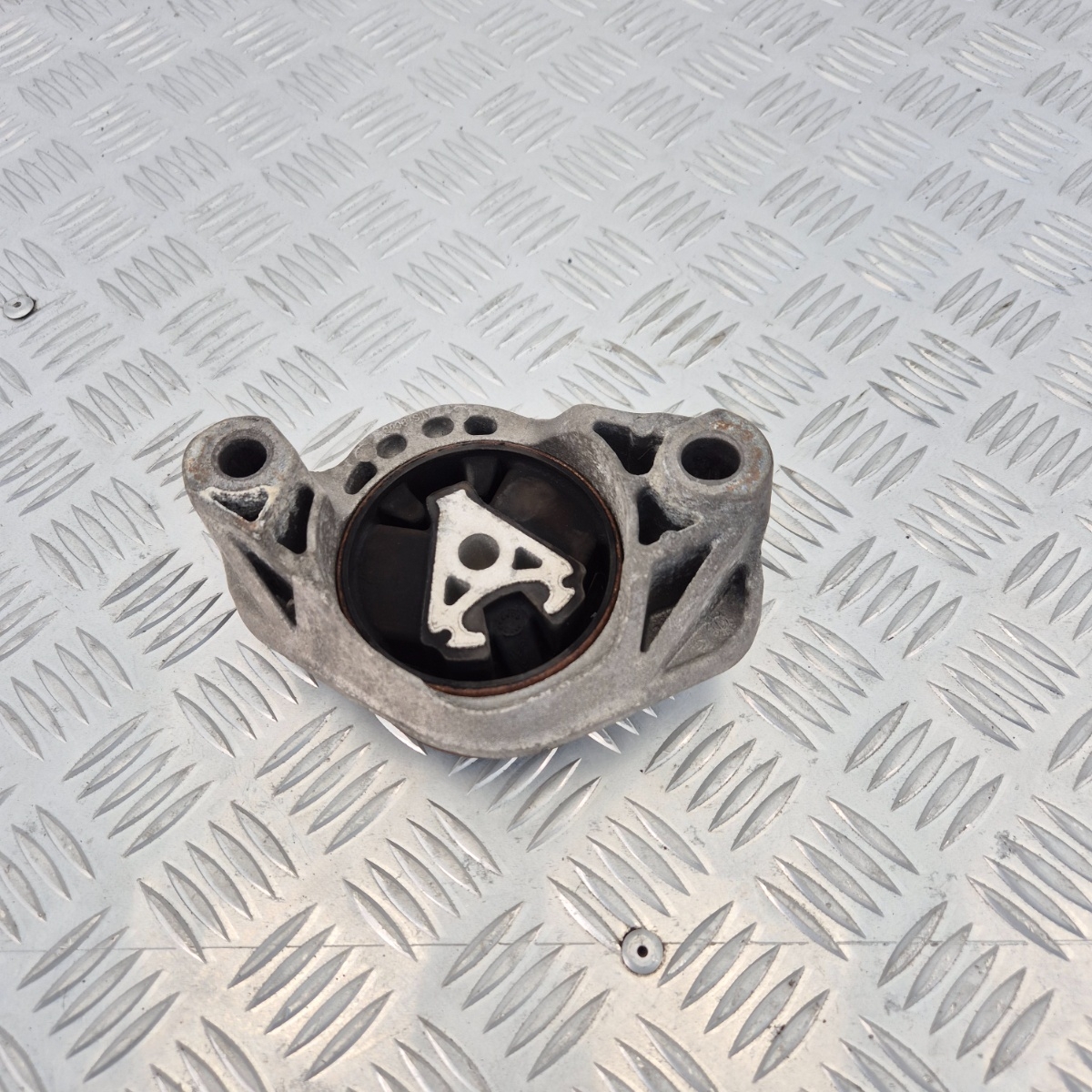 Supporto Motore Destro Citroën C5 Peugeot 308 II 3008 II – OEM 9804890680