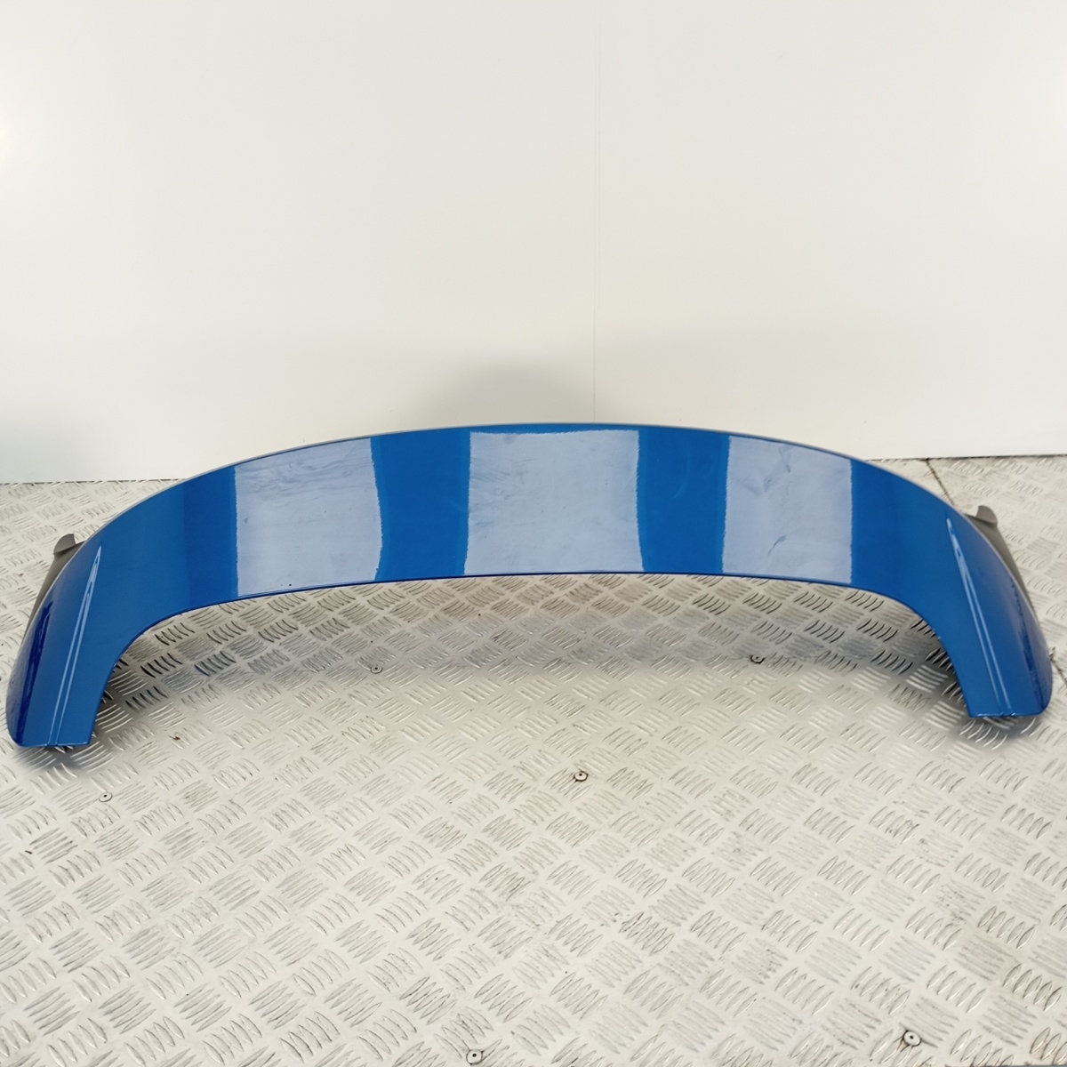 Spoiler superiore Ford Puma 2019-2024 OEM L1TB-A44210-A blu con stop centrale integrato
