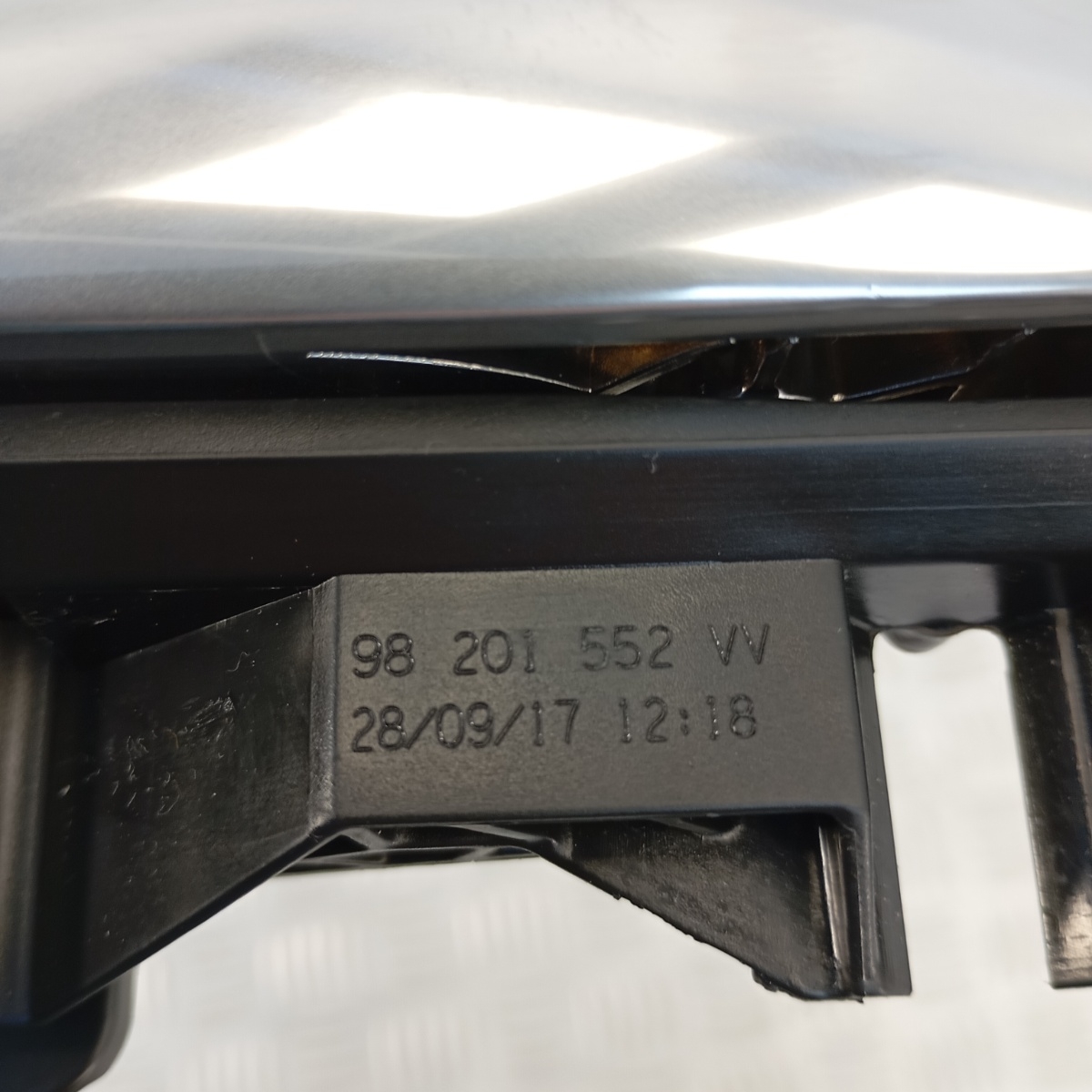 Maniglia Interna Posteriore Destra Peugeot 3008 II OEM 98201552VV Cromata ABS - immagine 4