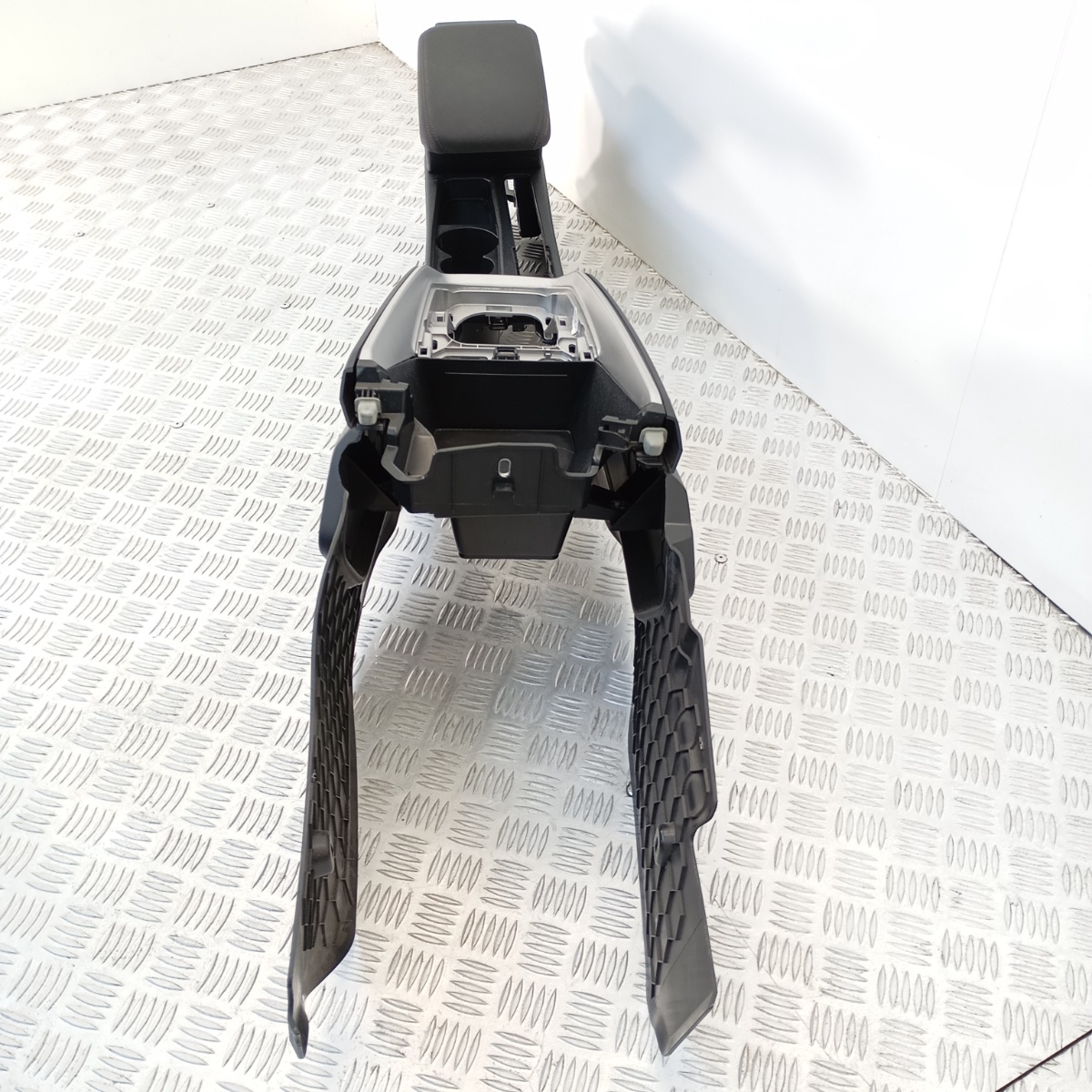 Console Centrale Bracciolo Audi A1 GB LHD OEM 82B8632434PK - immagine 8