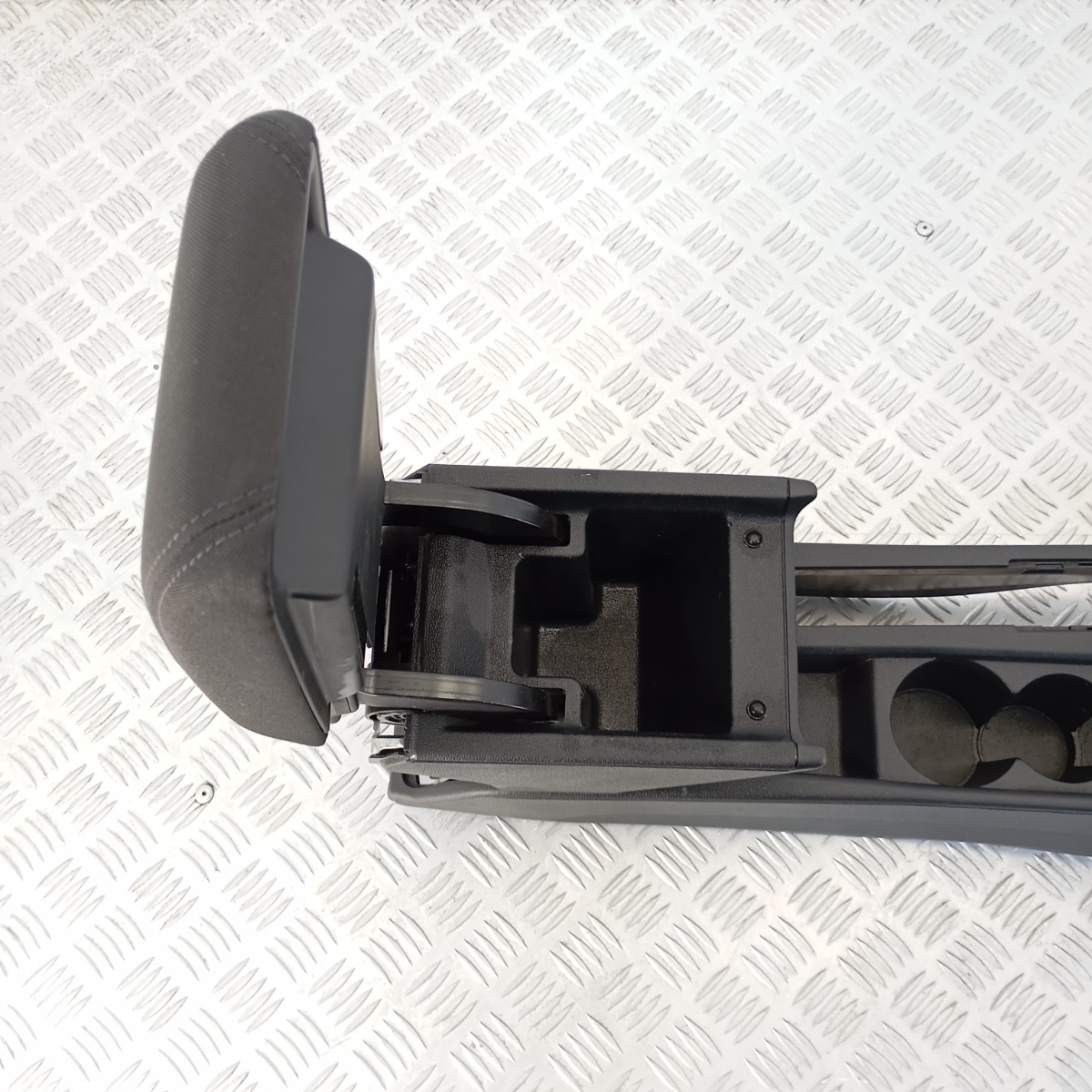 Console Centrale Bracciolo Audi A1 GB LHD OEM 82B8632434PK - immagine 3