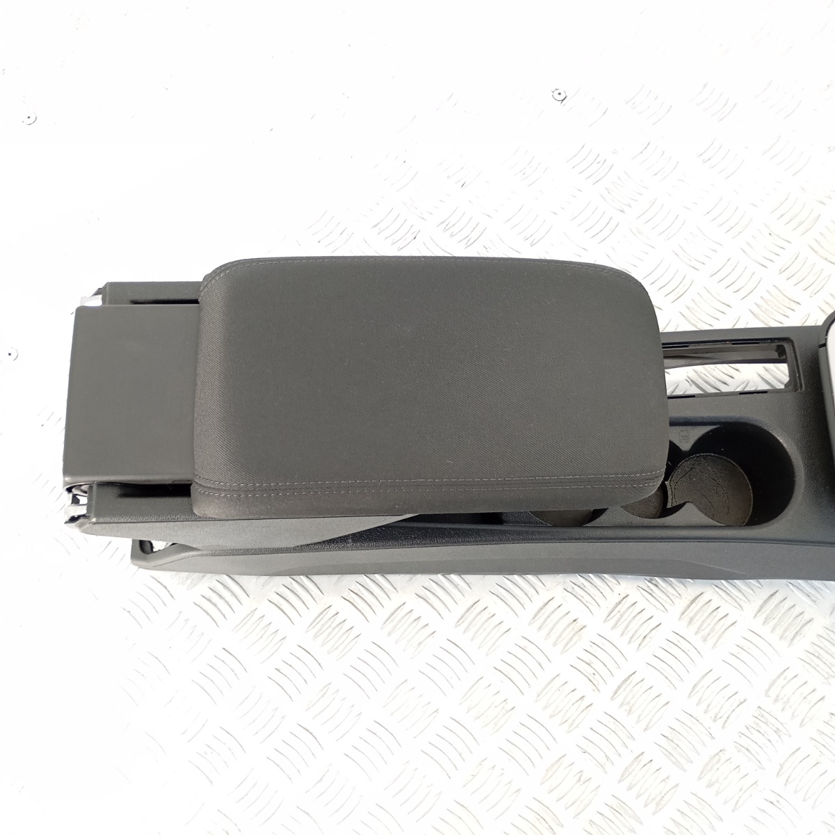 Console Centrale Bracciolo Audi A1 GB LHD OEM 82B8632434PK - immagine 2