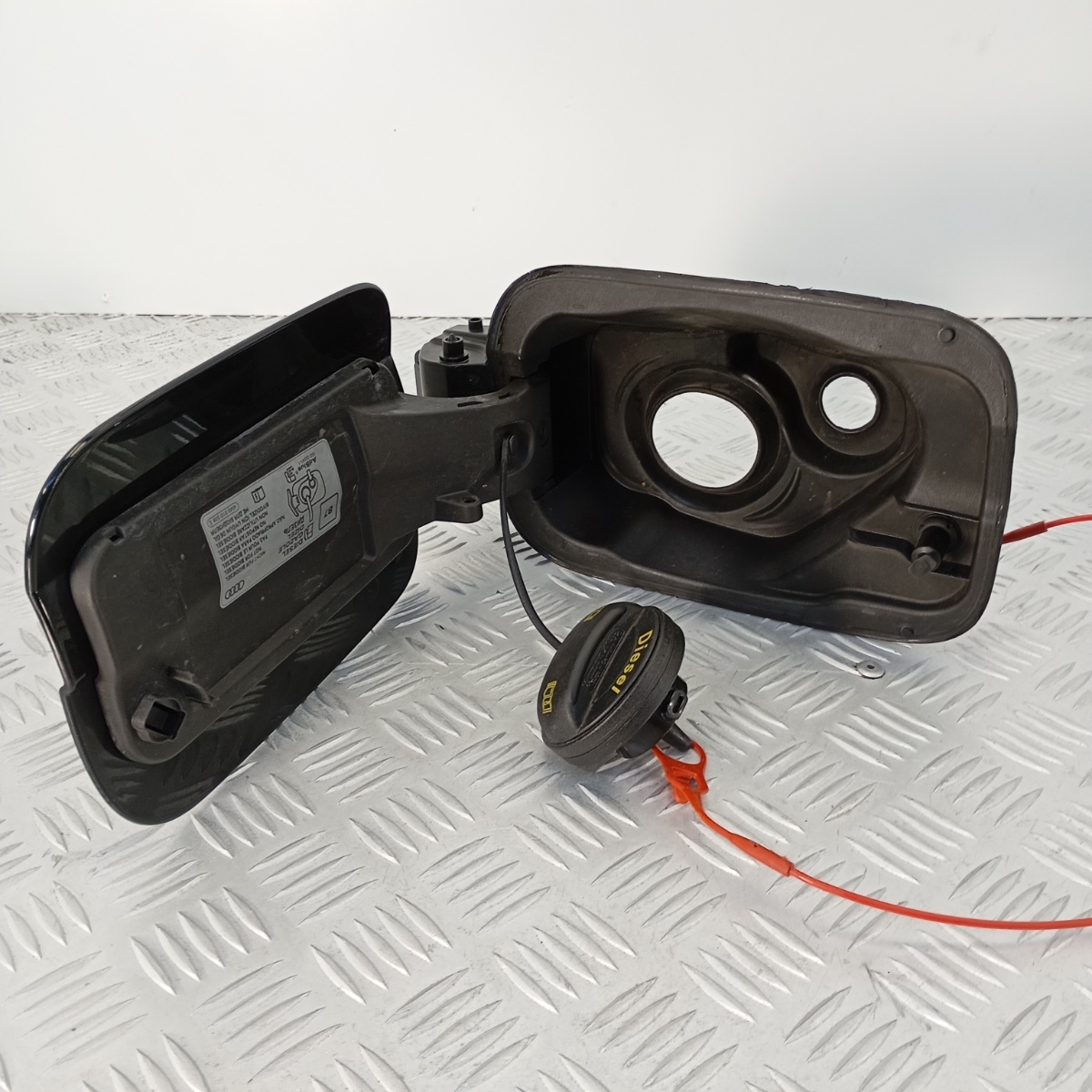 Sportellino Serbatoio Diesel AdBlue Audi A4 B9 A5 F5 Facelift 8W0809906D - immagine 2