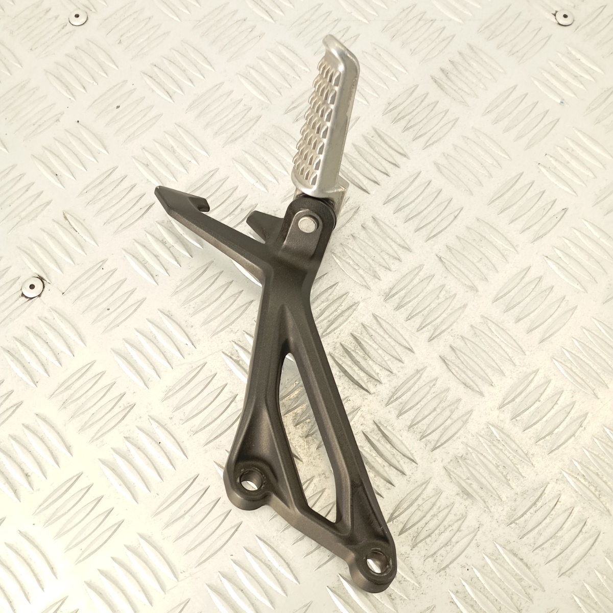 Pedana Passeggero Sinistra Kawasaki Z900 2017–2022 OEM Completa Supporto - immagine 2