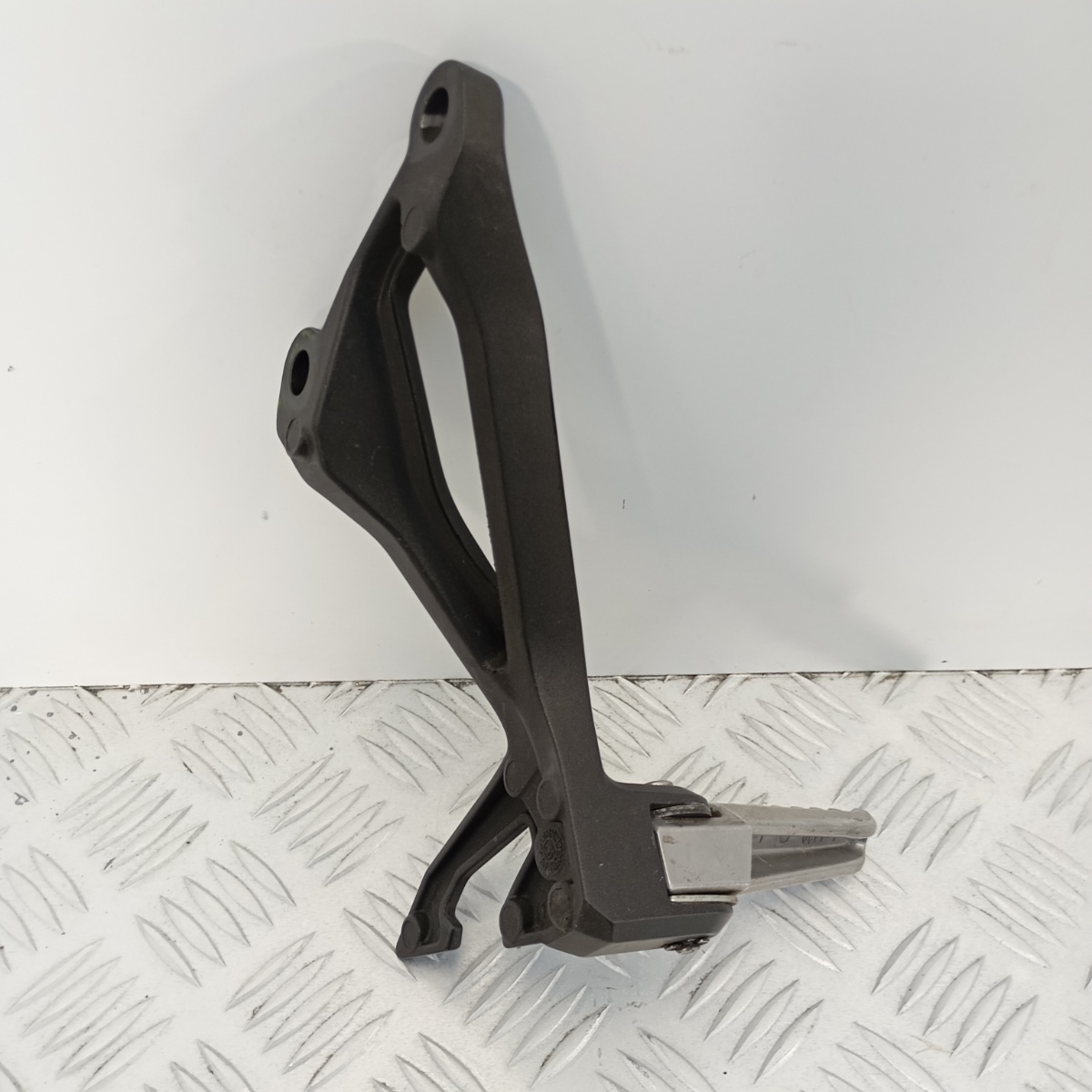 Pedana Passeggero Sinistra Kawasaki Z900 2017–2022 OEM Completa Supporto - immagine 4
