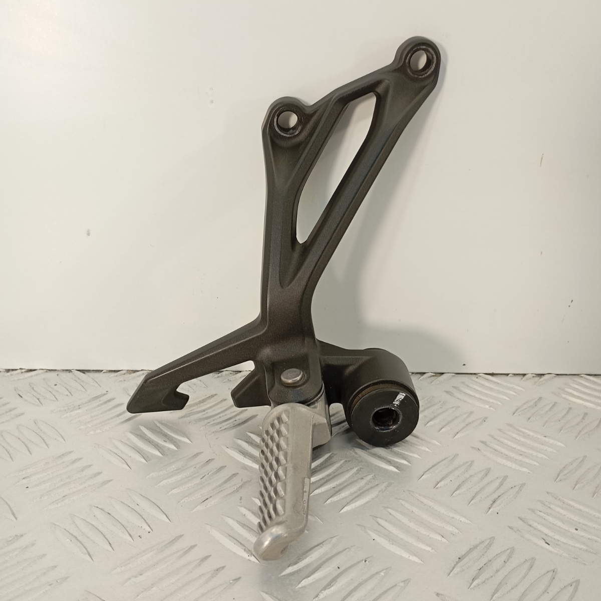 Pedana Passeggero Destra Kawasaki Z900 2017–2023 Supporto Poggiapiede Posteriore DX Originale