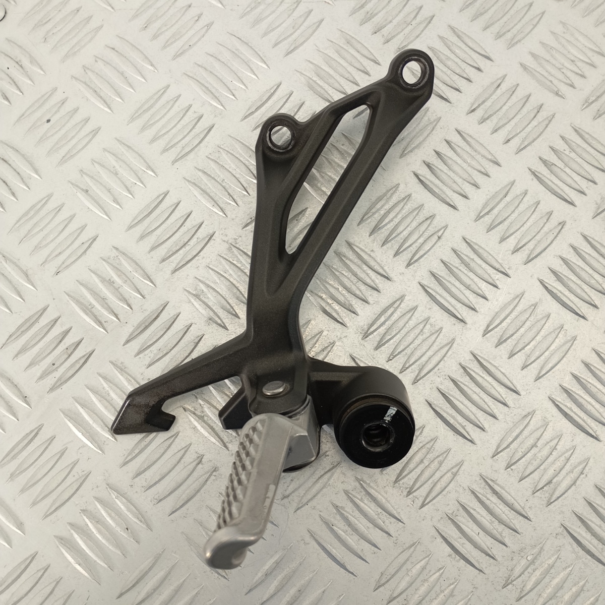 Pedana Passeggero Destra Kawasaki Z900 2017–2023 Supporto Poggiapiede Posteriore DX Originale - immagine 6