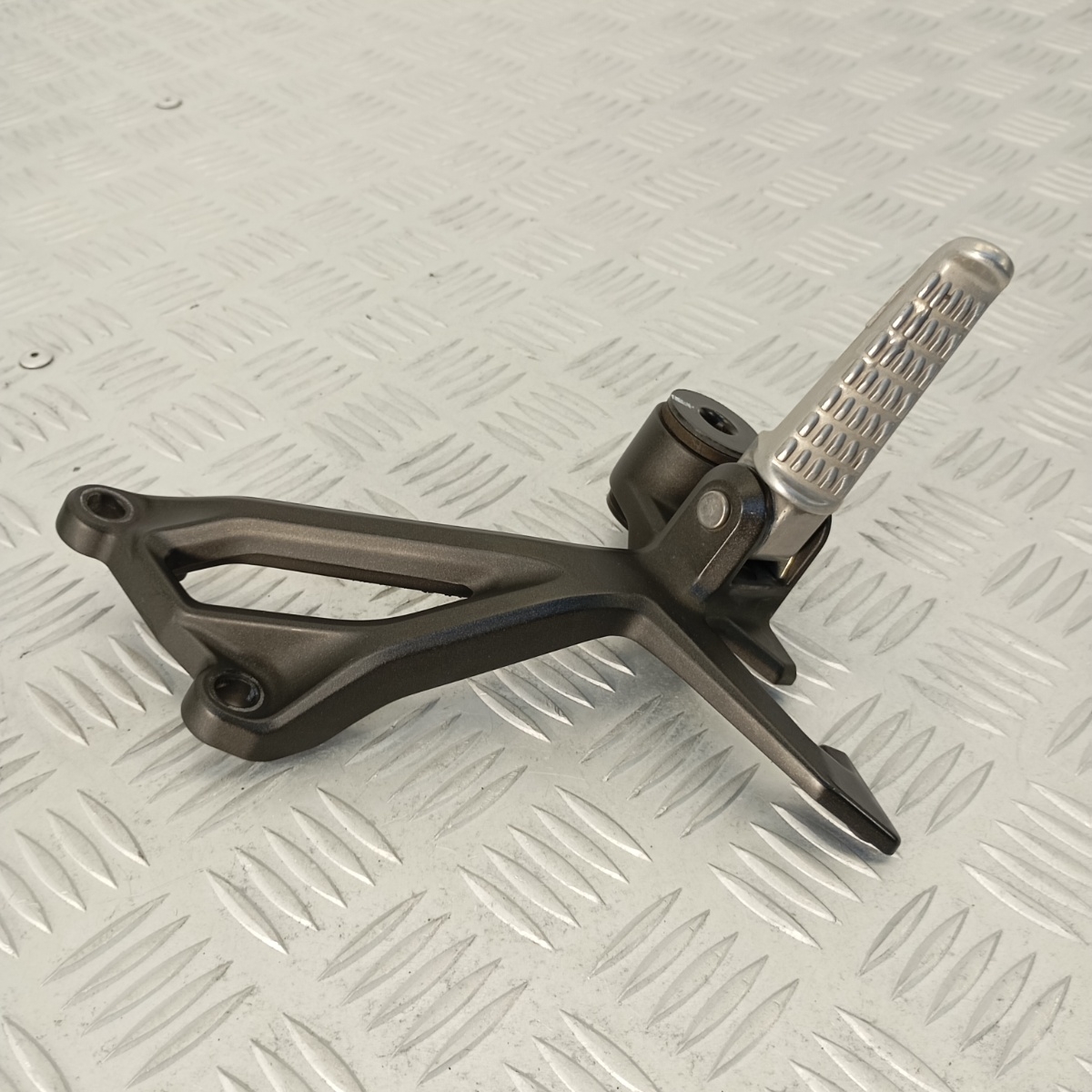 Pedana Passeggero Destra Kawasaki Z900 2017–2023 Supporto Poggiapiede Posteriore DX Originale - immagine 4