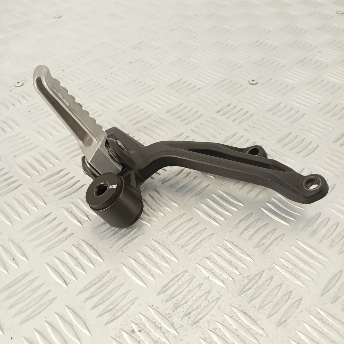 Pedana Passeggero Destra Kawasaki Z900 2017–2023 Supporto Poggiapiede Posteriore DX Originale - immagine 7