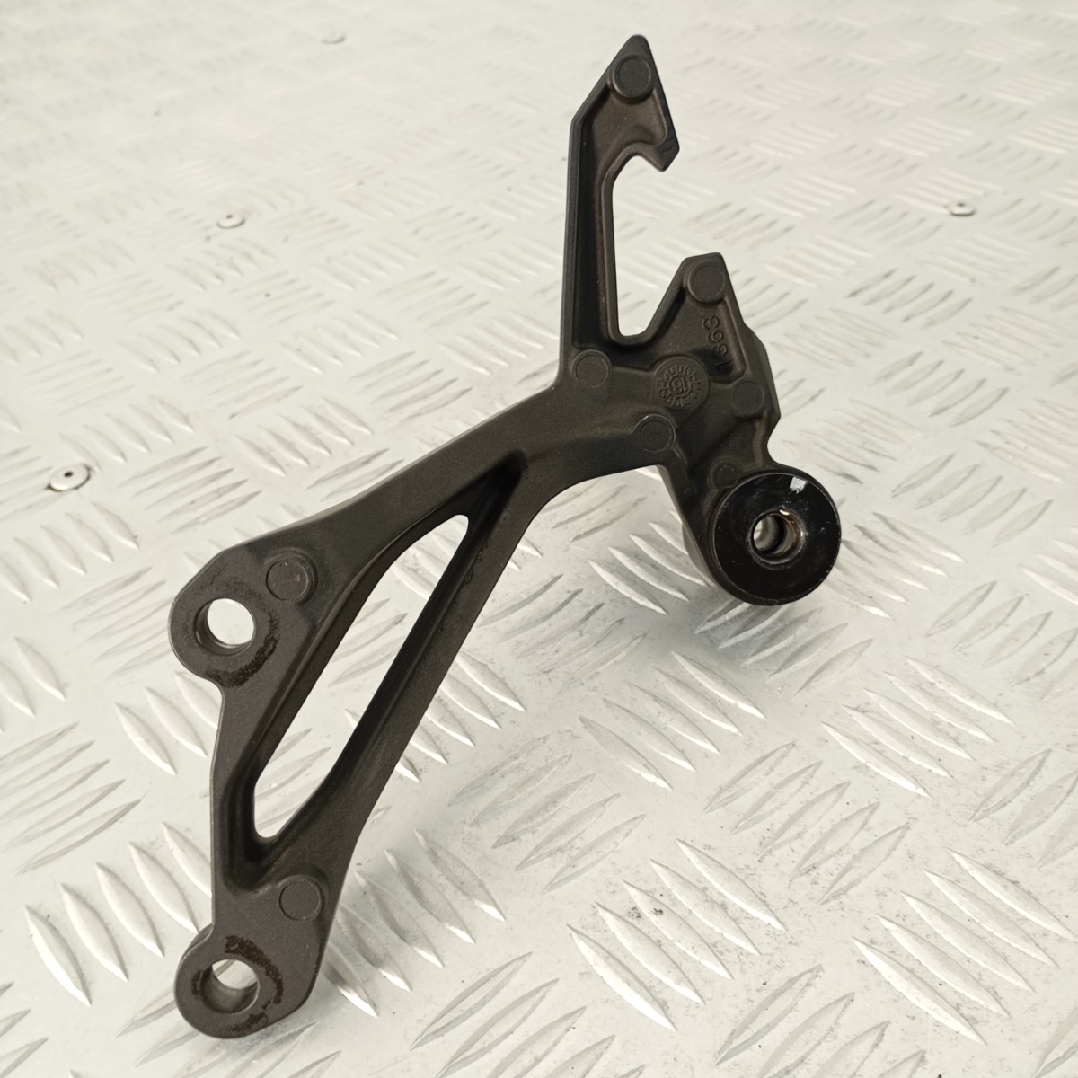 Pedana Passeggero Destra Kawasaki Z900 2017–2023 Supporto Poggiapiede Posteriore DX Originale - immagine 5