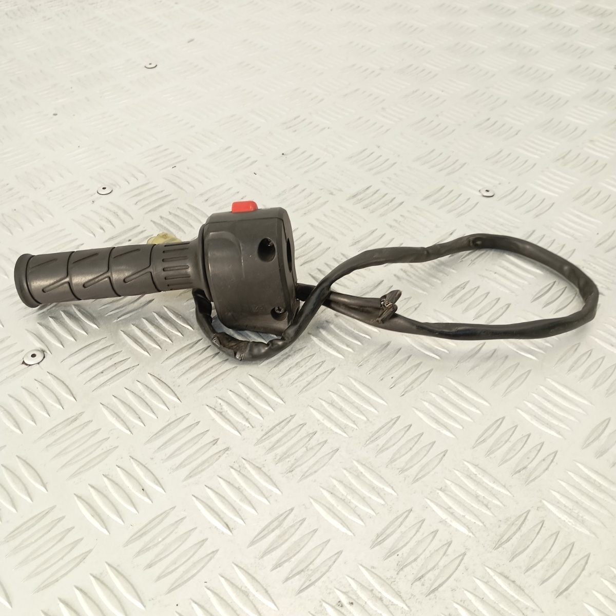 Manopola Acceleratore Destra Kawasaki Z900 2017–2023 OEM Comando Gas Start Stop - immagine 4