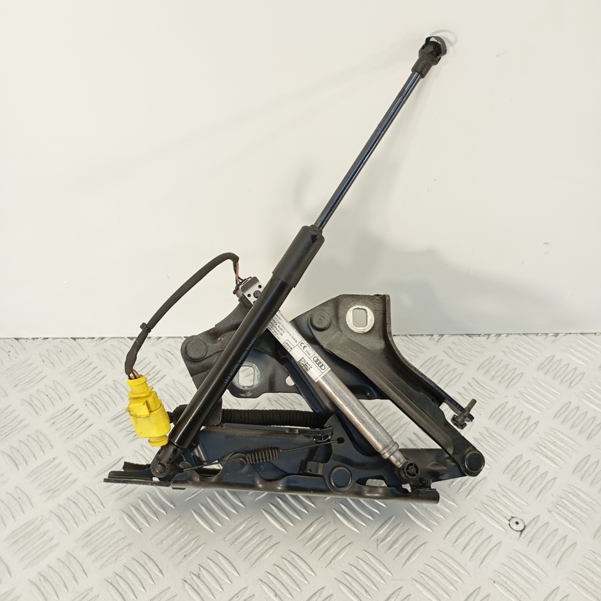 Cerniera Cofano Attivo Destra Audi A4 B9 OEM 8W0823302E con Attuatore e Pistone