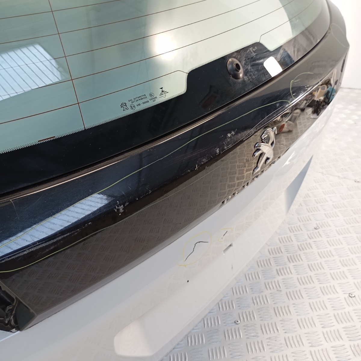 Portellone Posteriore Peugeot 3008 II 2016–2023 con Lunotto e Foro Telecamera - immagine 6