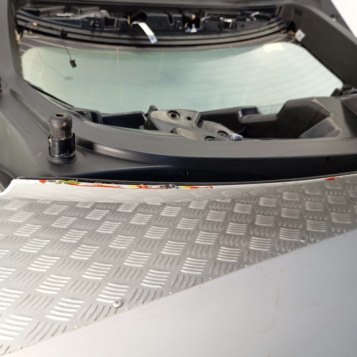 Portellone Posteriore Peugeot 3008 II 2016–2023 con Lunotto e Foro Telecamera - immagine 4