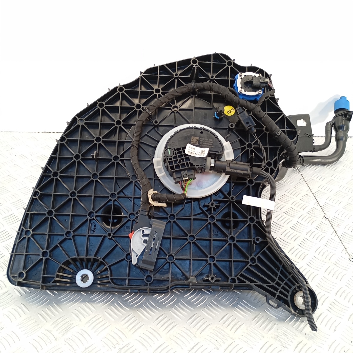 Serbatoio AdBlue Audi A4 B9 A5 F5 2.0 TDI OEM 8W0131878BP - immagine 2