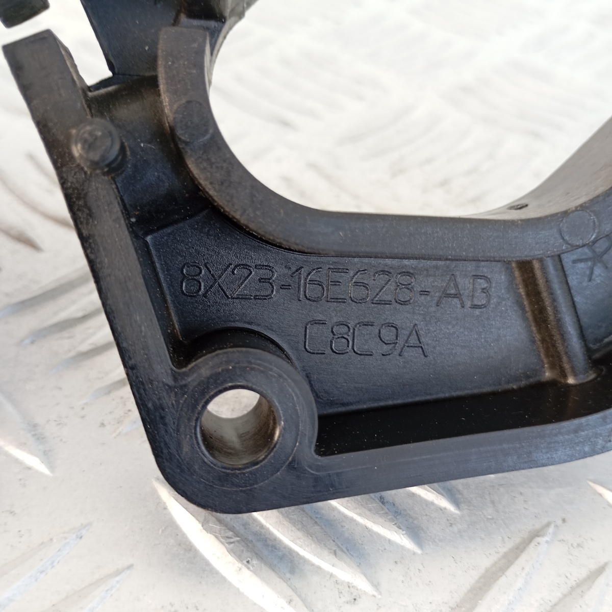 Supporto Attuatore Cofano Attivo Jaguar XF XJ X250 8X23-16E628-AB - immagine 7