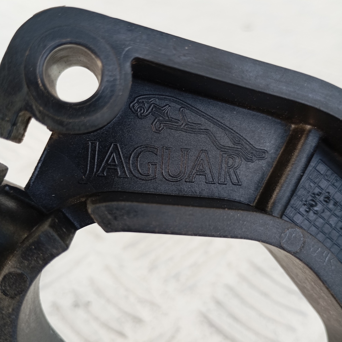 Supporto Attuatore Cofano Attivo Jaguar XF XJ X250 8X23-16E628-AB - immagine 6