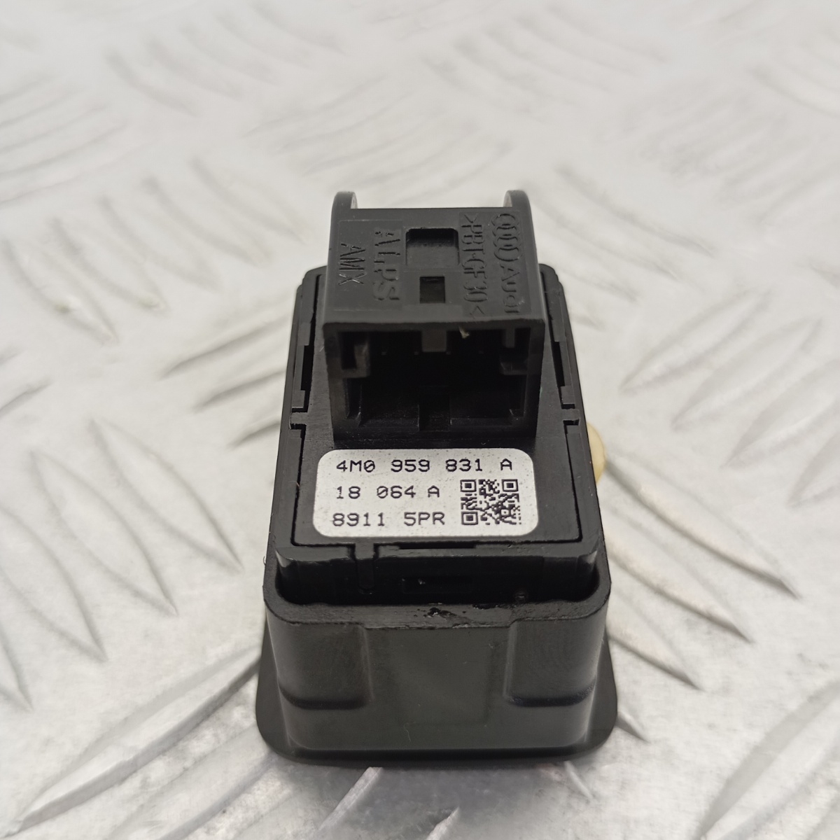 Interruttore apertura bagagliaio Audi A4 A5 Q5 2016-2023 4M0959831A - immagine 3