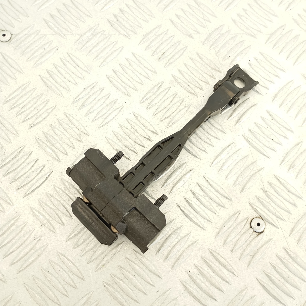 Braccio fermaporta posteriore sinistro smontato da BMW X2 F39 2017-2023 - immagine 4