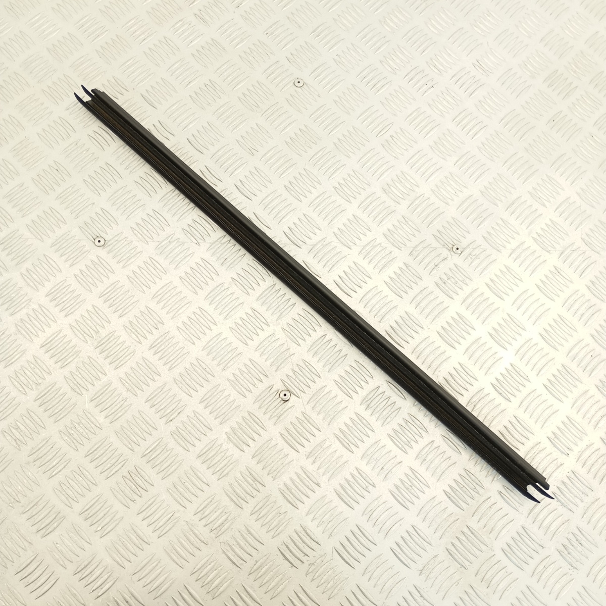 Guarnizione raschiavetri porta anteriore sinistra BMW X2 F39 2017-2023 7349639 - immagine 4