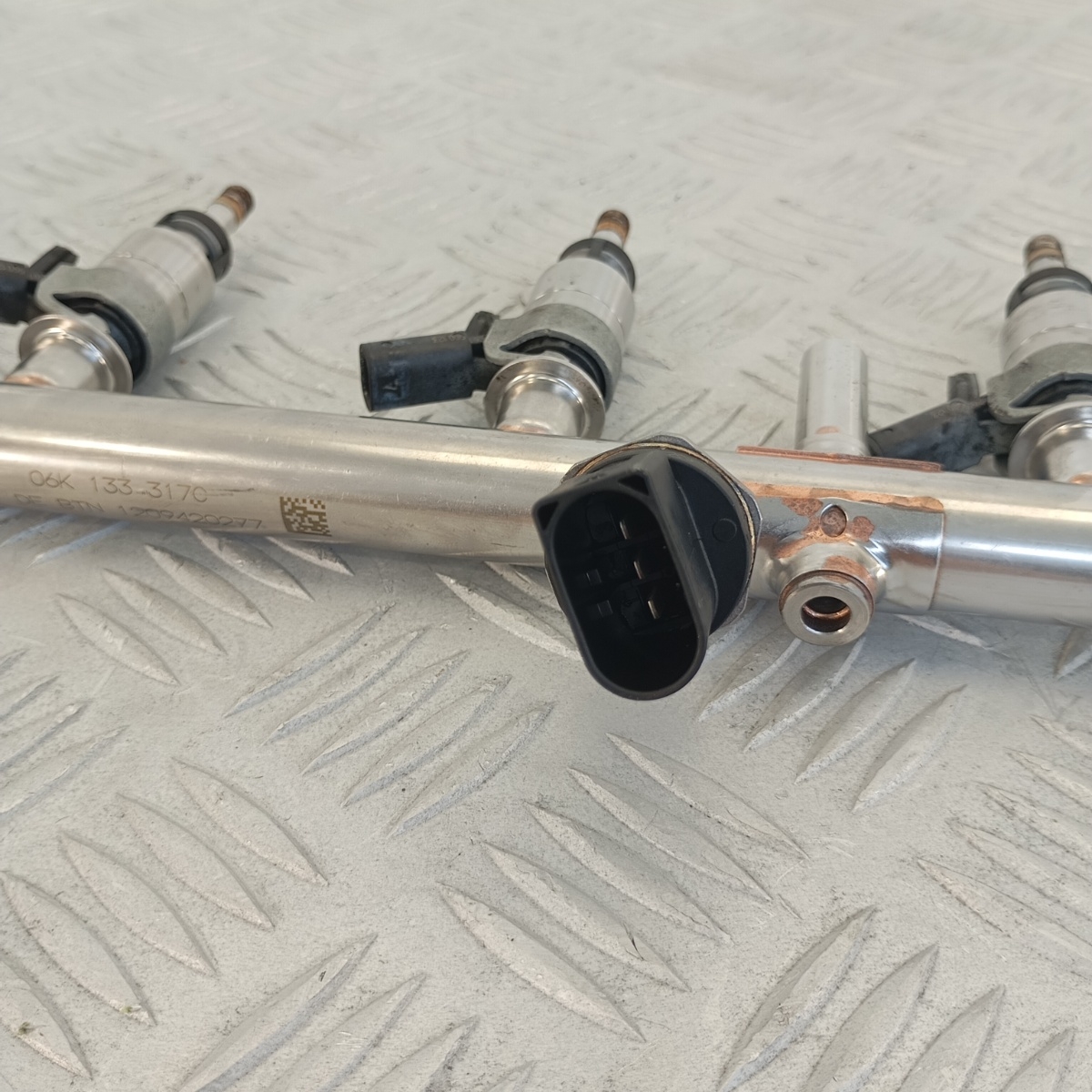 Rampa iniezione benzina con iniettori Audi VW Seat Skoda 1.8 2.0 TFSI 2012-2018 06K133317C - immagine 9