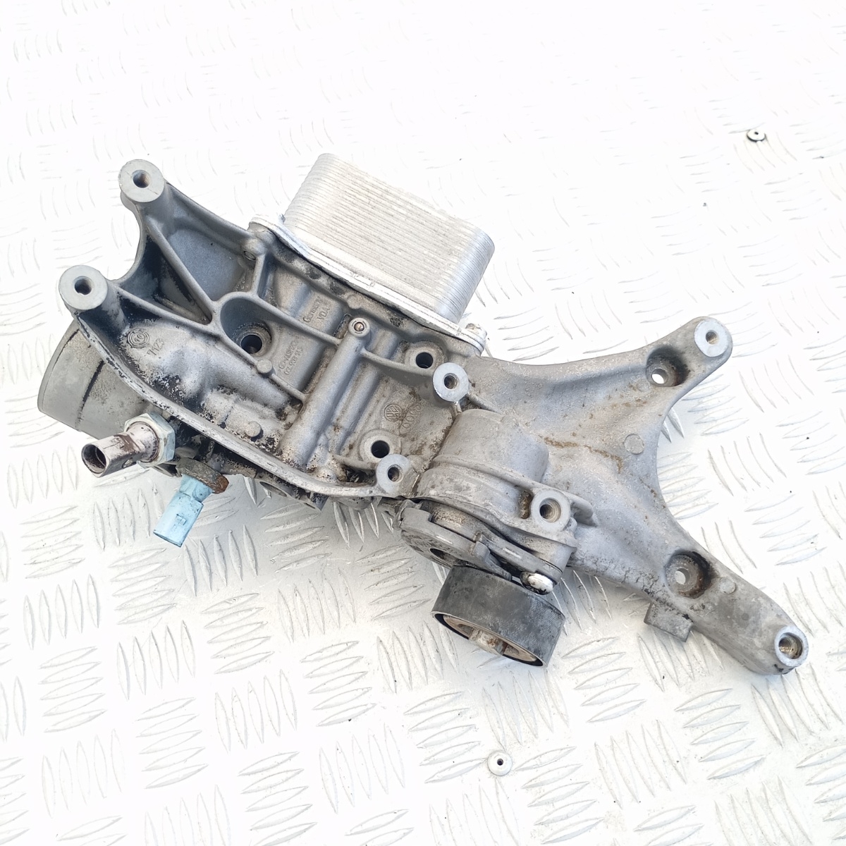 Radiatore olio con supporto filtro Audi VW Seat Skoda Porsche 1.8 / 2.0 TSI 06L117021C - immagine 2