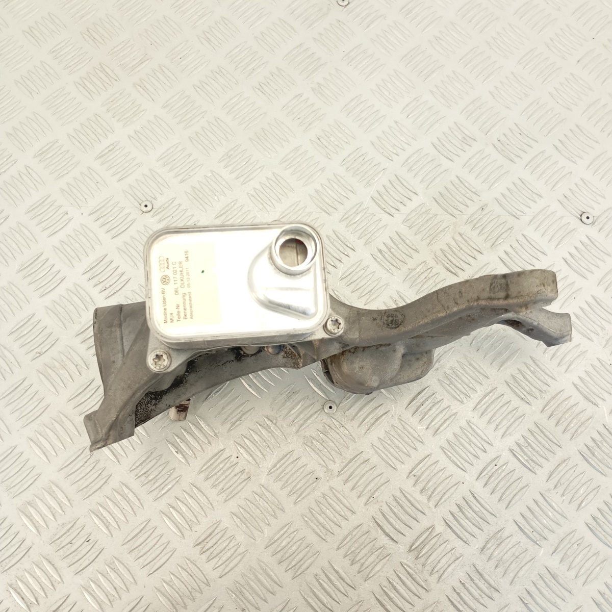 Radiatore olio con supporto filtro Audi VW Seat Skoda Porsche 1.8 / 2.0 TSI 06L117021C - immagine 9