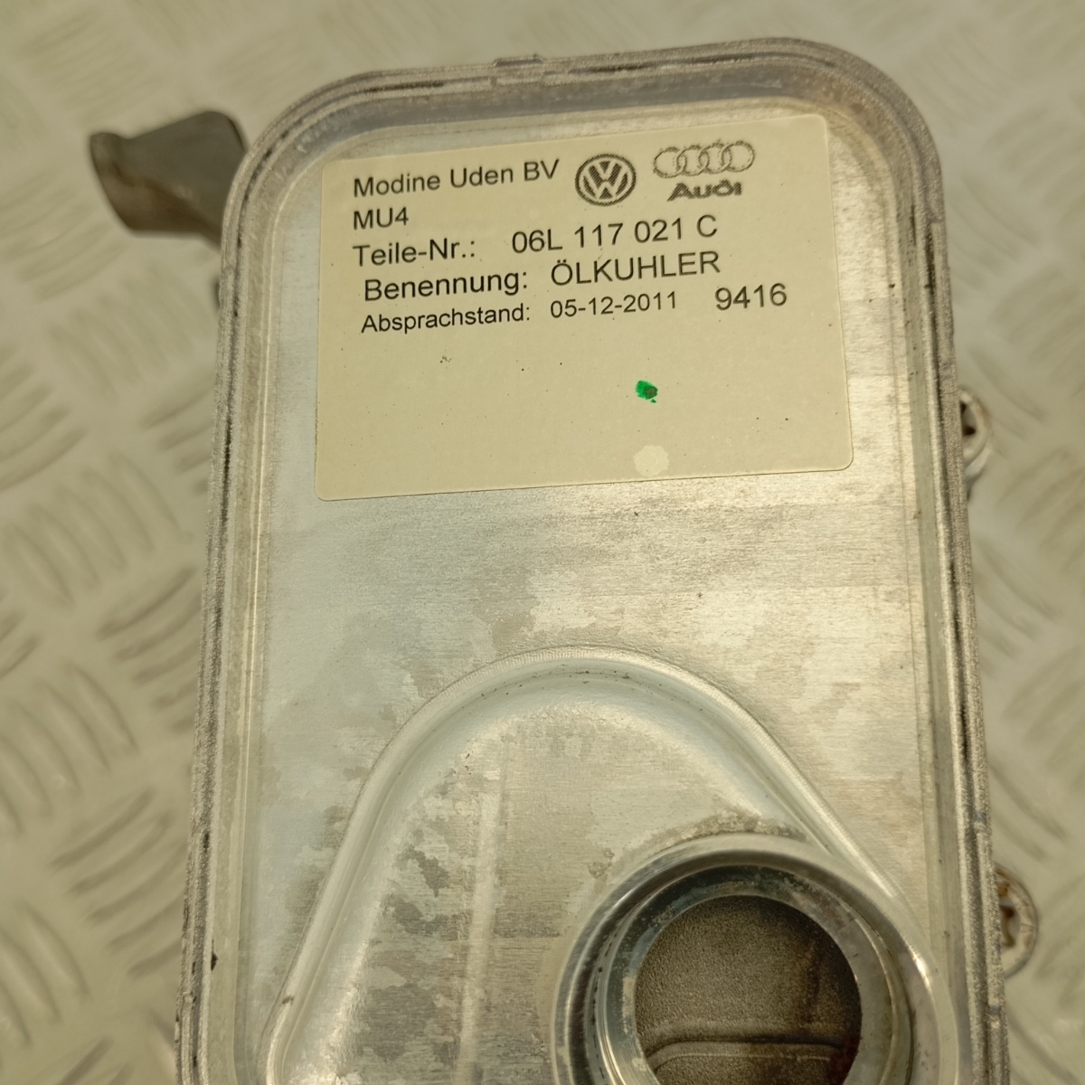Radiatore olio con supporto filtro Audi VW Seat Skoda Porsche 1.8 / 2.0 TSI 06L117021C - immagine 4