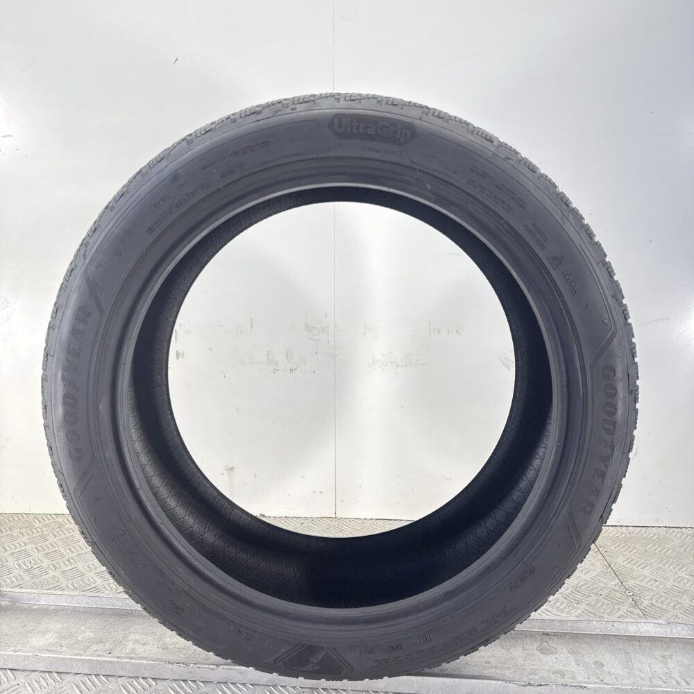 Gomme Usate 235 45 R19 99V Goodyear UltraGrip Performance3 81% Invernali - immagine 7