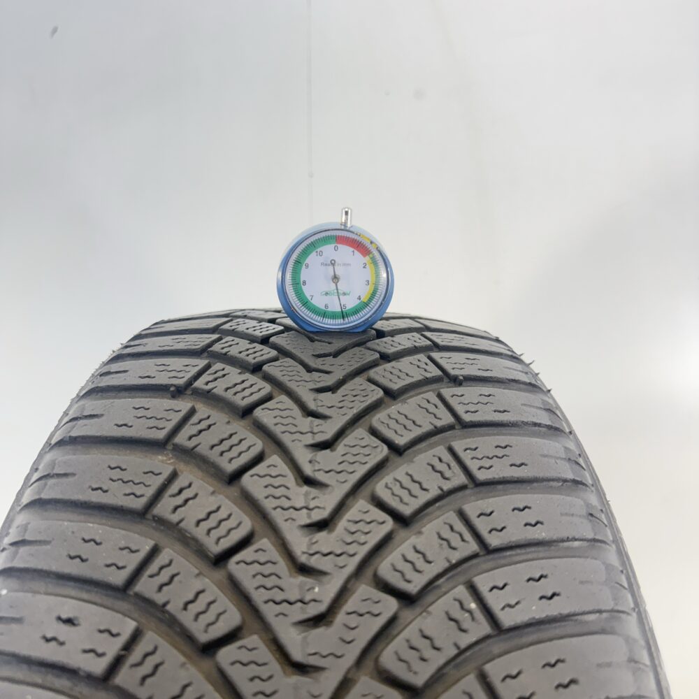 Gomma Usata 205 45 R17 XL 88V Falken Eurowinter HS01 74% Invernale - immagine 2