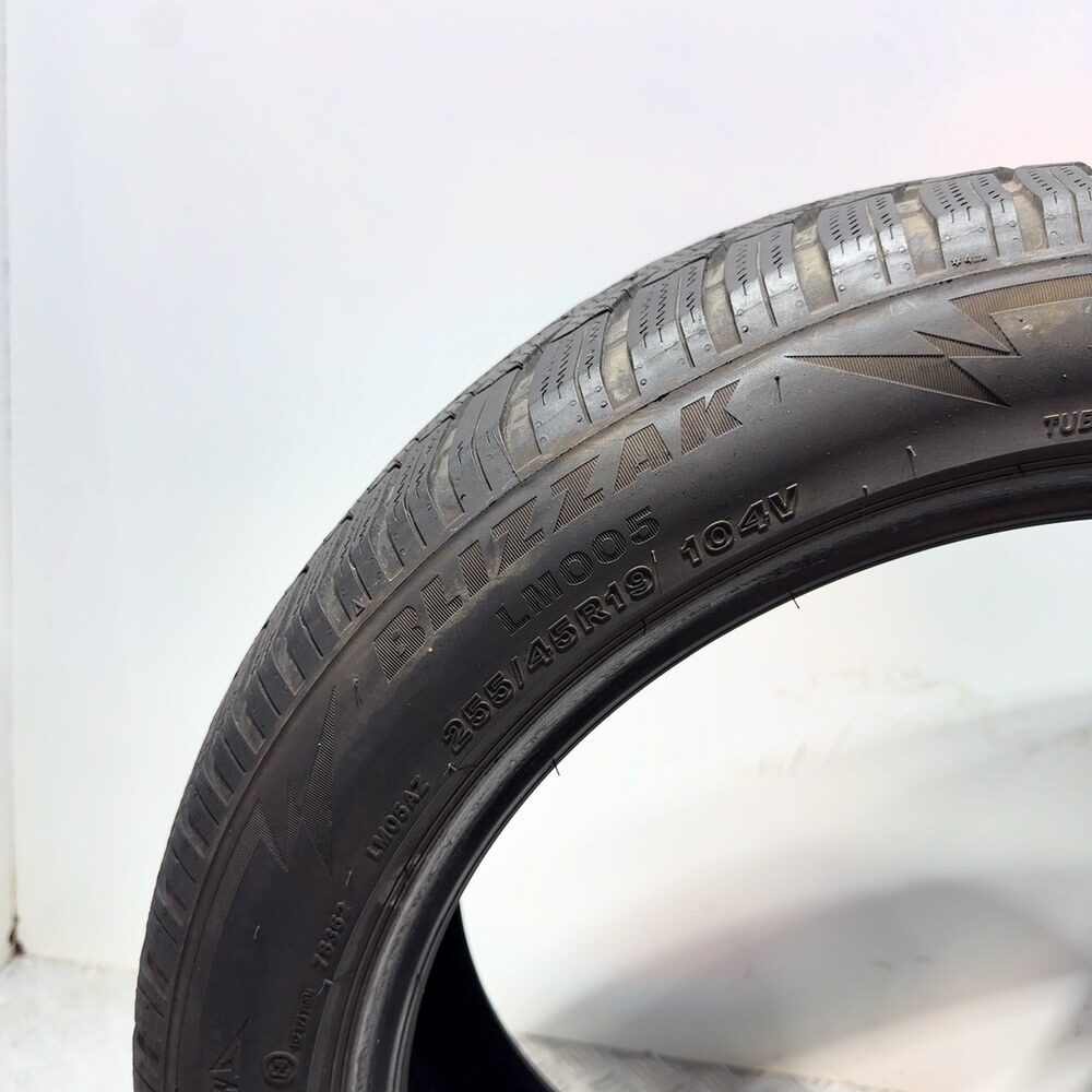 Gomme Usate 255 45 R19 104V XL Bridgestone Blizzak LM005 Invernali - immagine 9