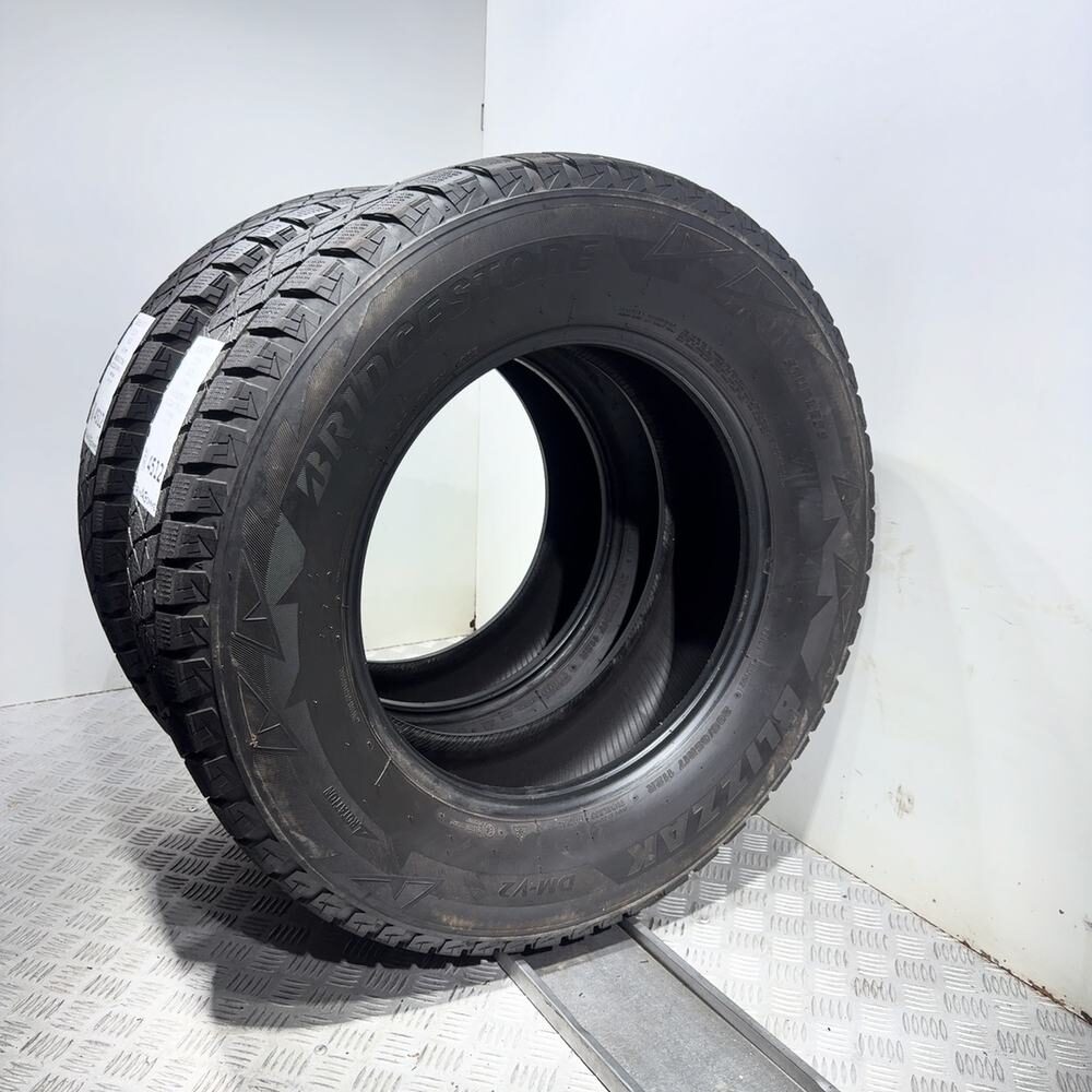 Gomme Usate 265 65 R17 112R Bridgestone Blizzak DM-V2 Invernali - immagine 4